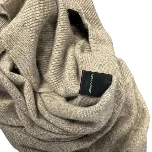 QUINN Cashmere Sweater - Picture 11 of 12